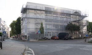 Das eingerüstete Gebäude der Volkshochschule Mainz am Karmeliterplatz.