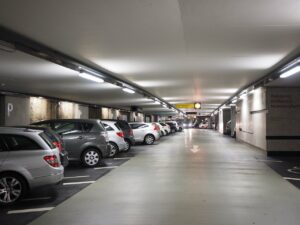 Tiefgarage mit Autos