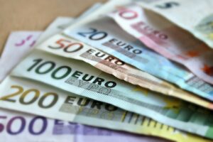 Als Fächer ausgebreitete Geldscheine: 500, 200, 100, 50, 20, 10 und 5 Euro.