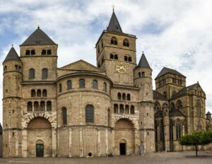 Vorderansicht des Trierer Doms, rechts daneben die Liebfrauenkirche.