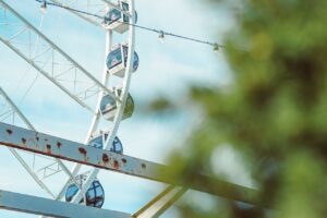 Ein Riesenrad mit geschlossenen Gondeln.