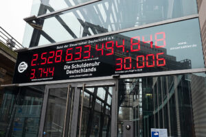 Die BdSt-Schuldenuhr zeigt eine Staatsverschuldung von rund 2,5 Billionen Euro an, sekündlicher Zuwachs: 3.744 Euro.